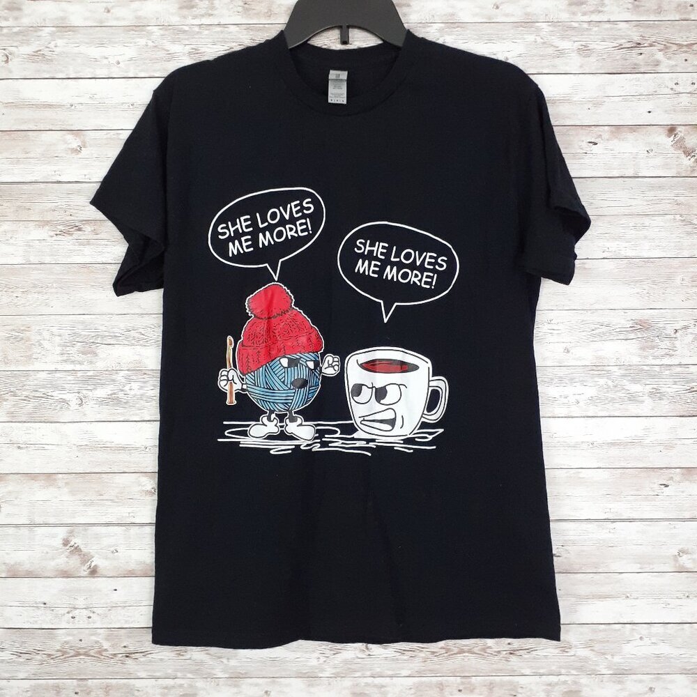 Gildan Heavy Cotton Womens Tee M Yarn vs Coffee She Loves Me More 241 - Picture 1 of 3